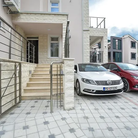 L Palace Apartment *