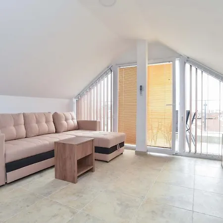 L Palace Apartment *